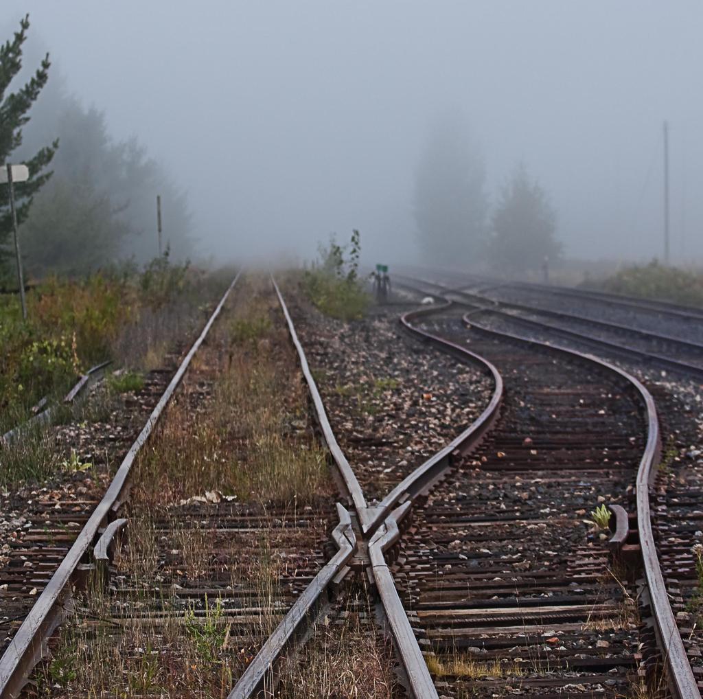 sets of railroad tracks connecting and then diverging